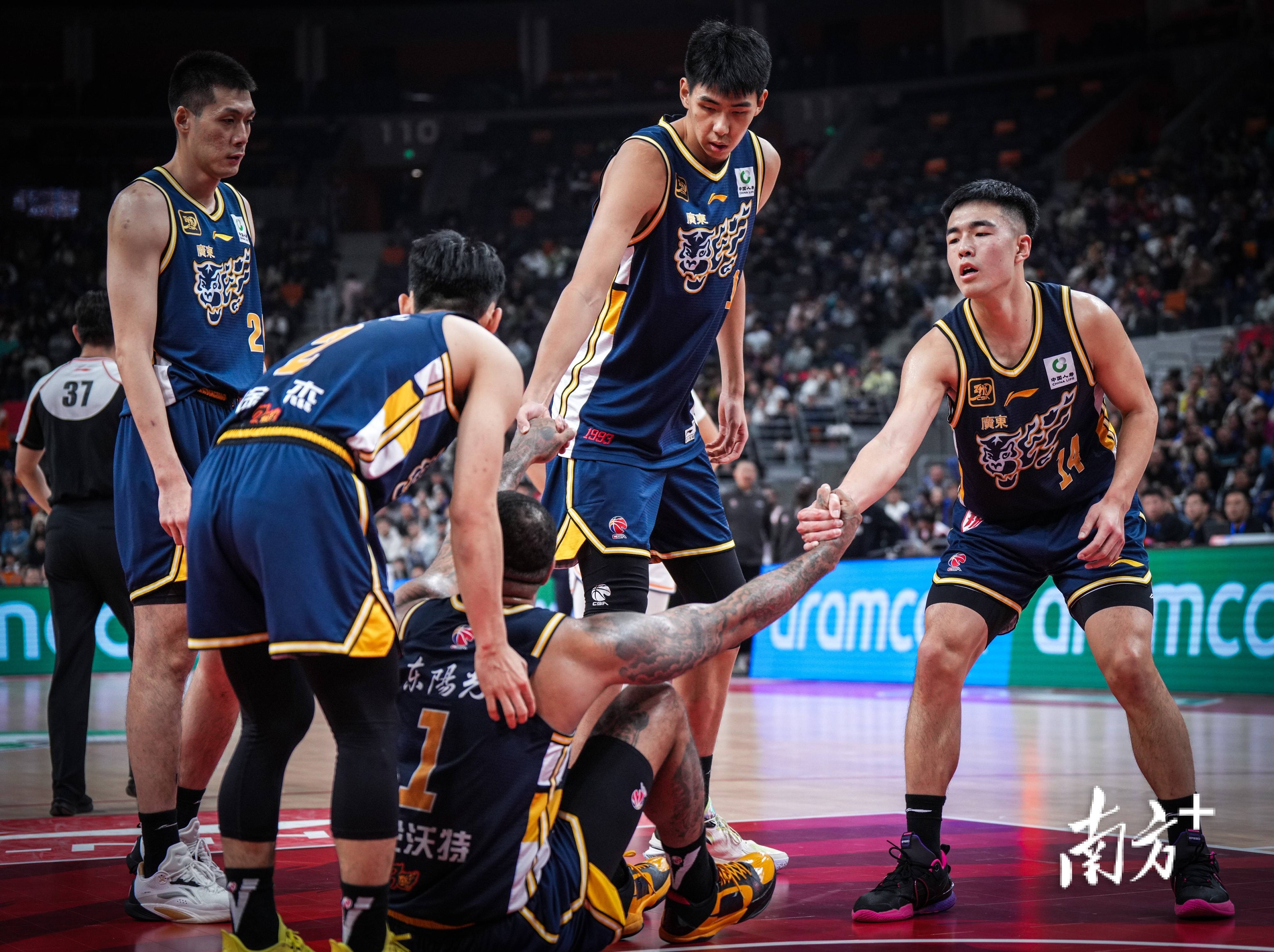 三亿体育 -包含赛后体能课后，圣安东尼奥马刺完成体检备战CBA季后赛，话题不断，轮换策略成焦点的词条