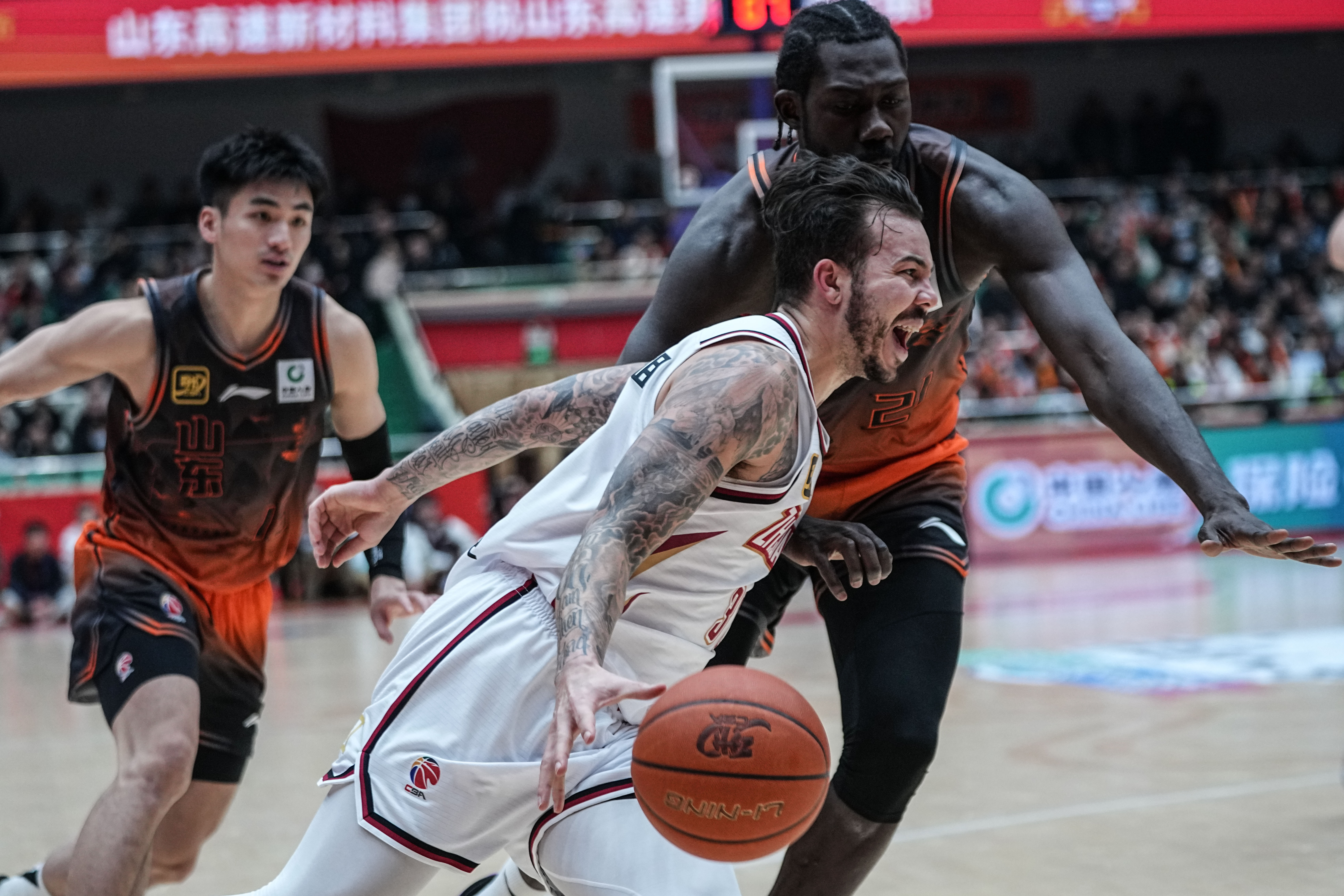 三亿官方网站 -集结日体能课后，浙江队临场应变备战CBA常规赛，压力陡增，轮换策略成焦点的简单介绍