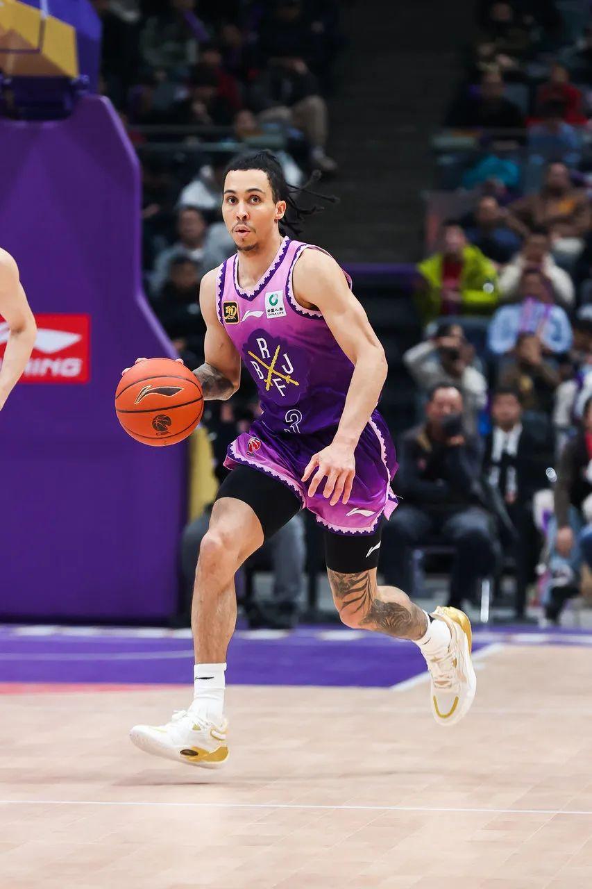 三亿体育 -法国杯倒计时，山东男篮清晨止住颓势，细节引发关注，话题不断，阵容厚度经受考验(山东男篮今天刚刚最新消息最新)